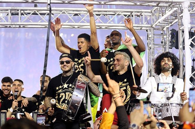 Galatasaraylı futbolcular 25. şampiyonluğu ve 5. yıldızı doyasıya kutladı - Sayfa 6