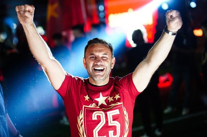 Galatasaraylı futbolcular 25. şampiyonluğu ve 5. yıldızı doyasıya kutladı - Sayfa 9