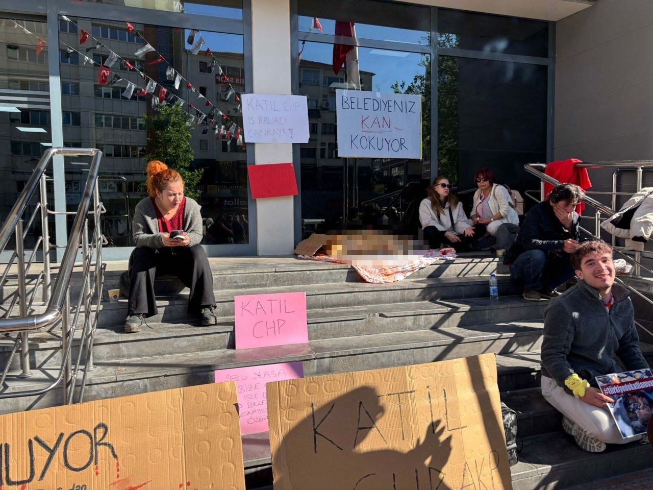 Hayvanseverlerden ölü köpekle Çankaya Belediyesi binası önünde protesto gösterisi - Sayfa 4