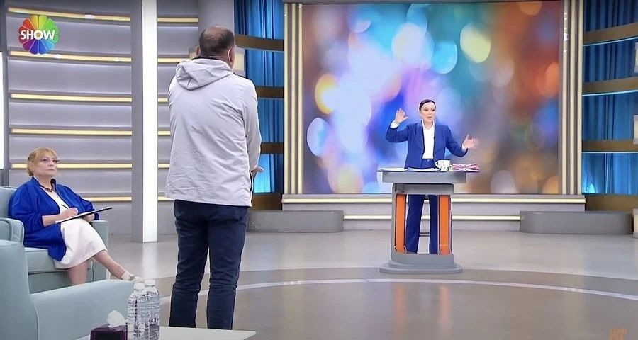 Telefonunu ve mikrofonu yere fırlatıp hakaretler savurdu! Didem Arslan Yılmaz, canlı yayında konuğunu kovdu: Stüdyoda gergin anlar - Sayfa 3