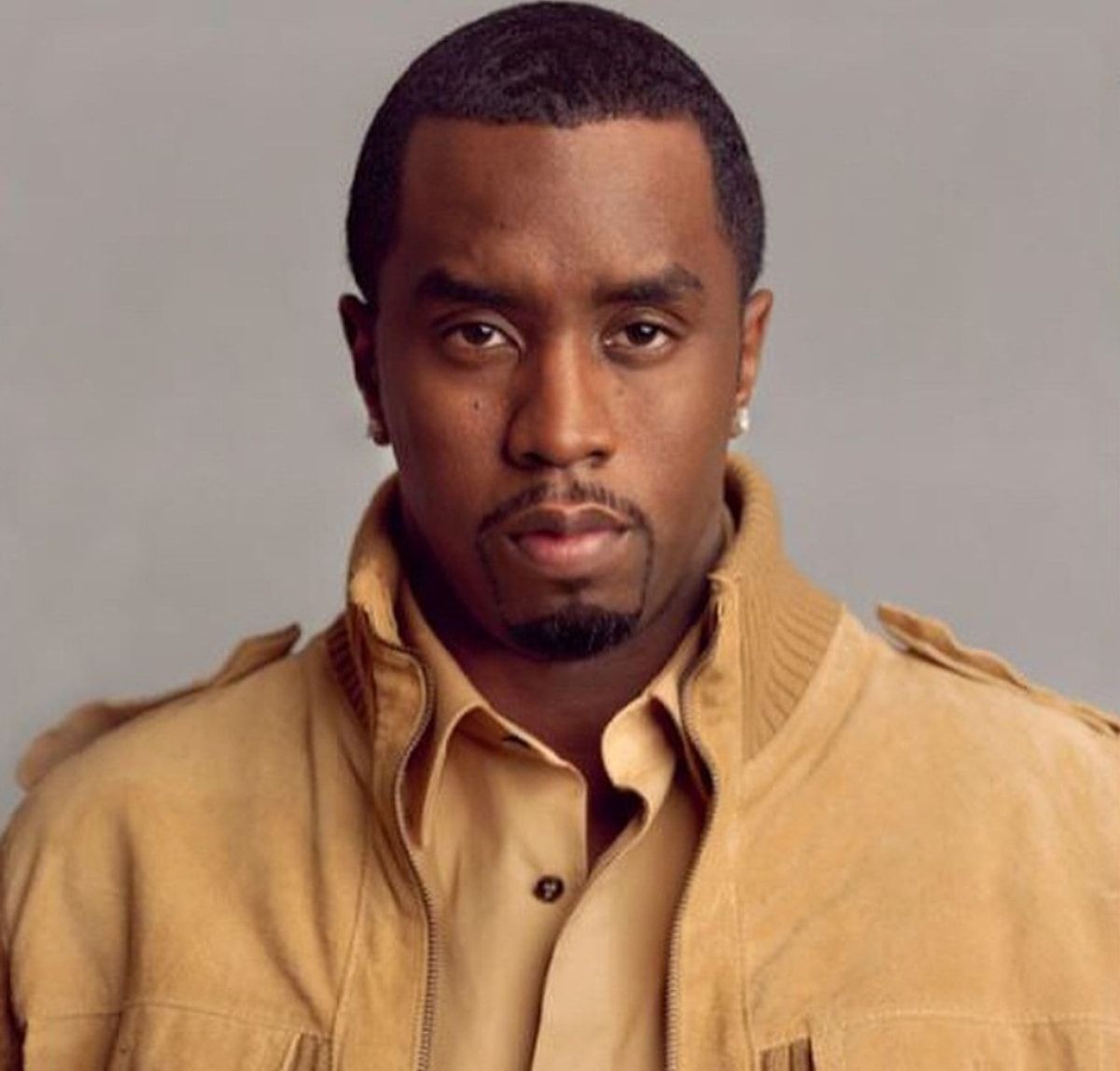 Arama operasyonunda zırhlı araçla evinin kapısı kırıldı! Diddy’nin 40 milyon dolarlık malikanesinde ele geçirilenler şoke etti: Silahlar, uyuşturucular, seks oyuncakları ve Freak Off partilerinin izleri - Sayfa 1