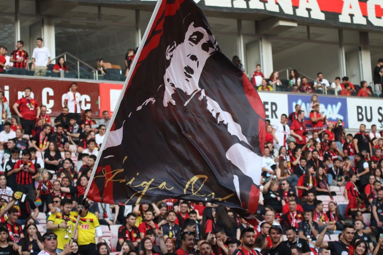 Eskişehirspor’dan 17 yıl sonra gelen unutulmayacak zafer kutlaması! Taraftardan siyah-kırmızı şov - Sayfa 1