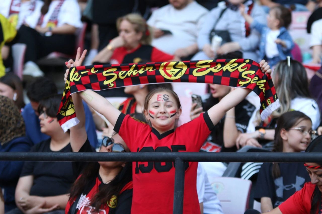 Eskişehirspor’dan 17 yıl sonra gelen unutulmayacak zafer kutlaması! Taraftardan siyah-kırmızı şov - Sayfa 2