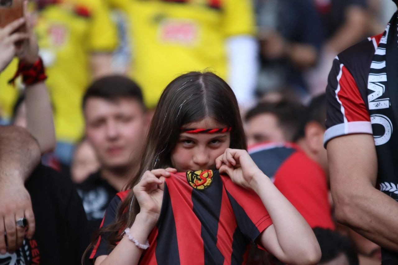 Eskişehirspor’dan 17 yıl sonra gelen unutulmayacak zafer kutlaması! Taraftardan siyah-kırmızı şov - Sayfa 3