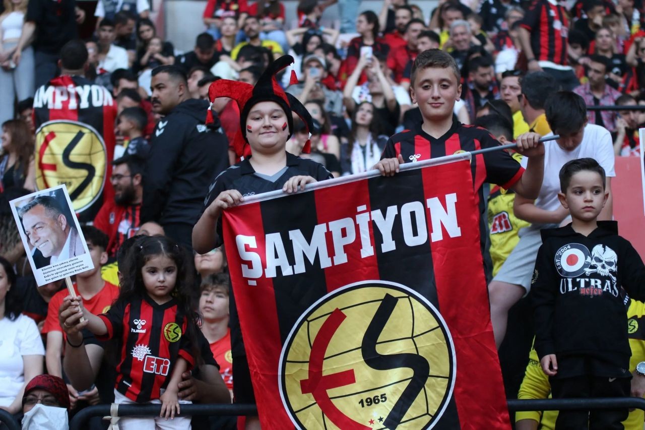 Eskişehirspor’dan 17 yıl sonra gelen unutulmayacak zafer kutlaması! Taraftardan siyah-kırmızı şov - Sayfa 4
