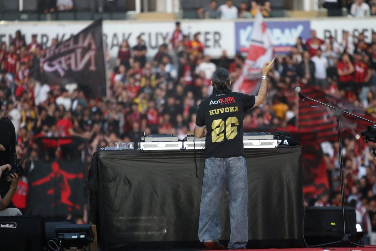 Eskişehirspor’dan 17 yıl sonra gelen unutulmayacak zafer kutlaması! Taraftardan siyah-kırmızı şov - Sayfa 6