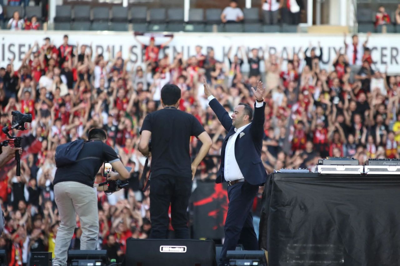 Eskişehirspor’dan 17 yıl sonra gelen unutulmayacak zafer kutlaması! Taraftardan siyah-kırmızı şov - Sayfa 5