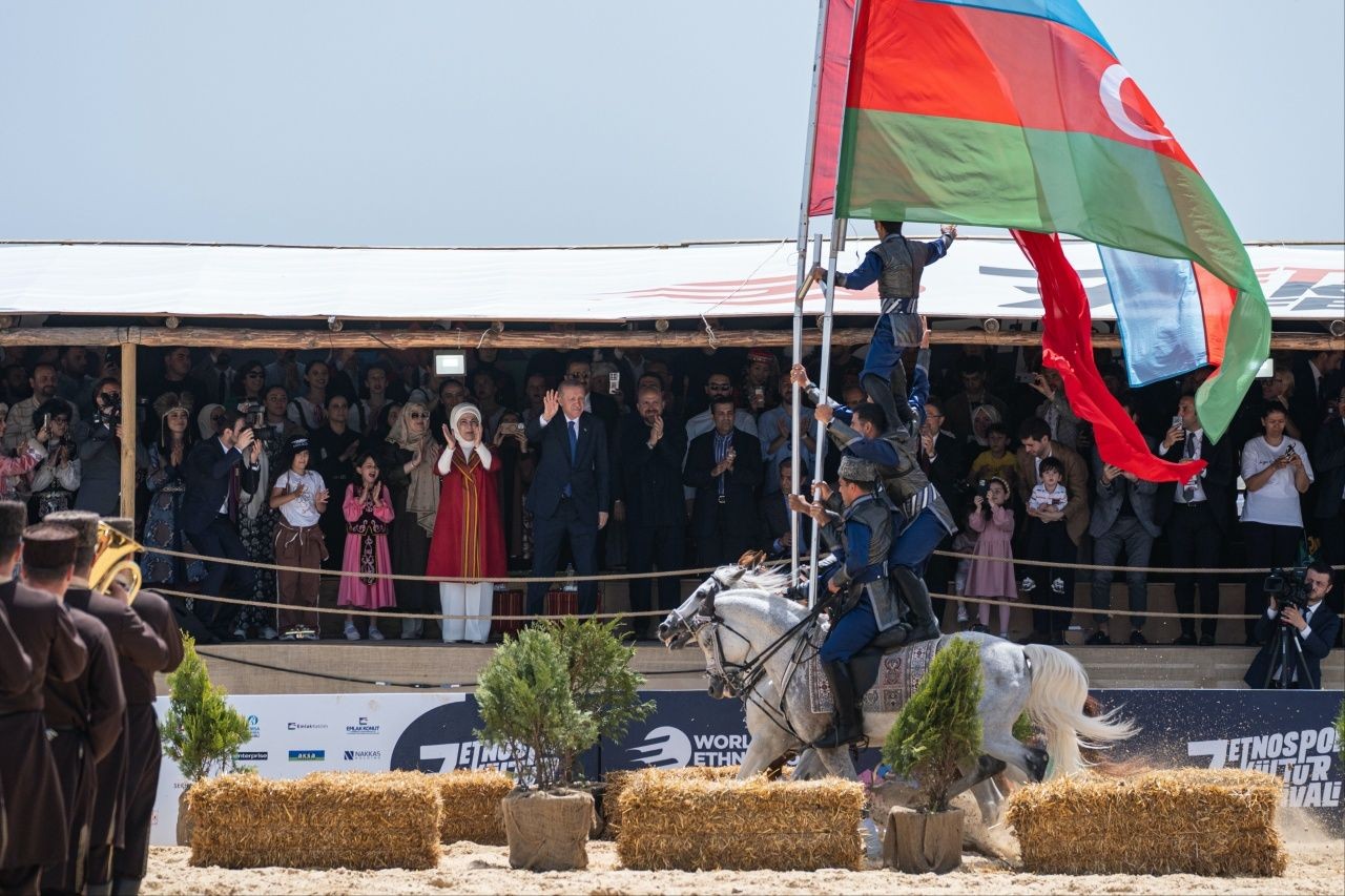 Cumhurbaşkanı Erdoğan, Etnospor Kültür Festivali’ne katıldı: Karabağ’dan gelen ekibin bayraklı gösterisini ayakta alkışladı - Sayfa 2