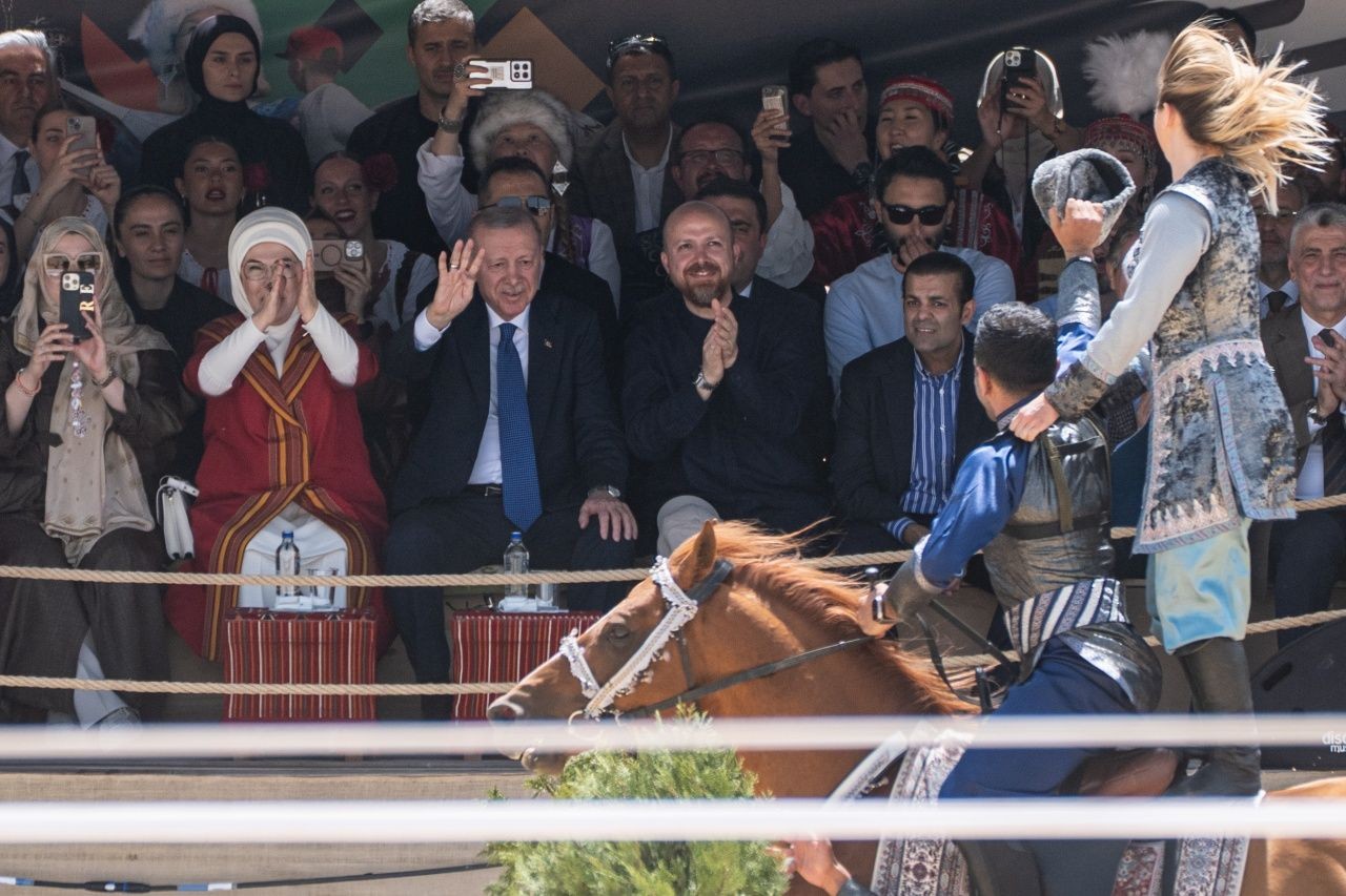 Cumhurbaşkanı Erdoğan, Etnospor Kültür Festivali’ne katıldı: Karabağ’dan gelen ekibin bayraklı gösterisini ayakta alkışladı - Sayfa 1