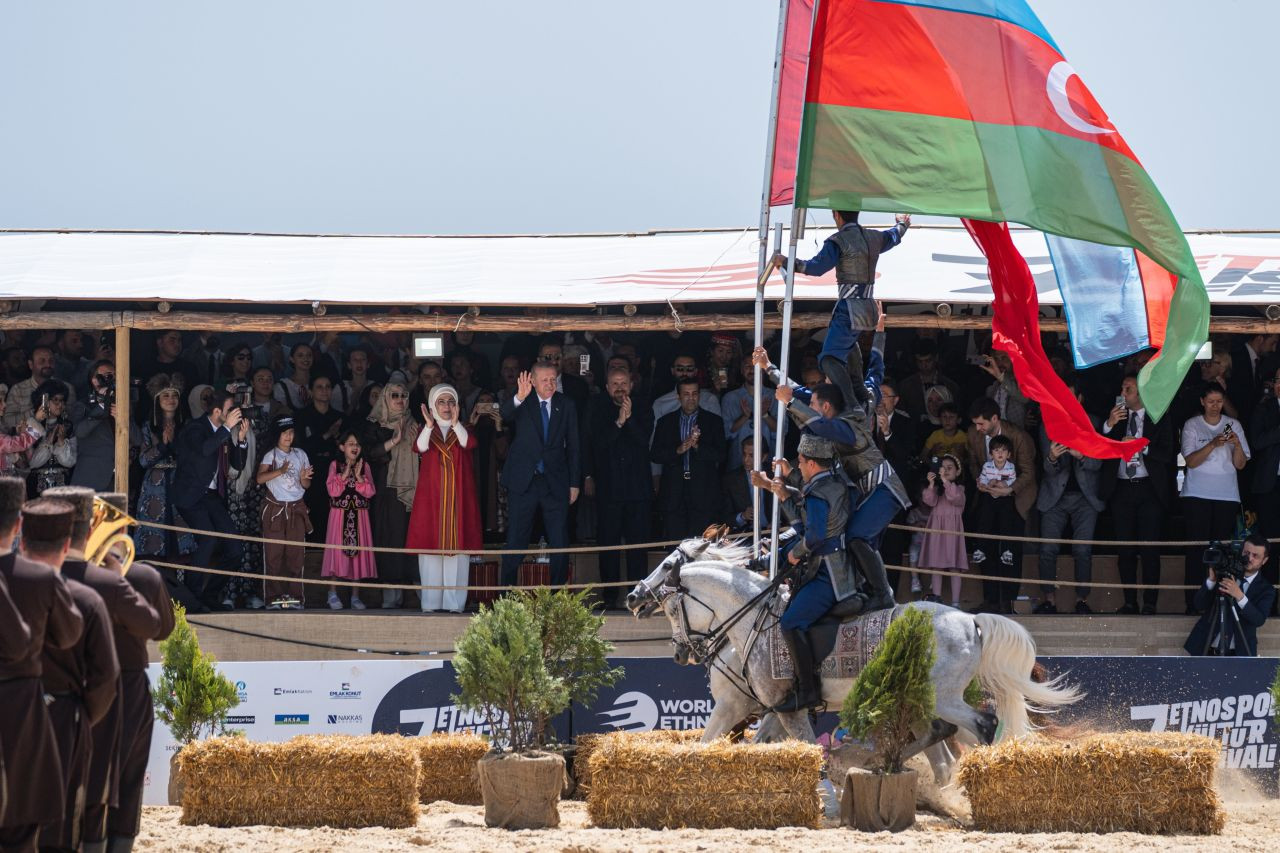 Cumhurbaşkanı Erdoğan, Etnospor Kültür Festivali’ne katıldı: Karabağ’dan gelen ekibin bayraklı gösterisini ayakta alkışladı - Sayfa 7