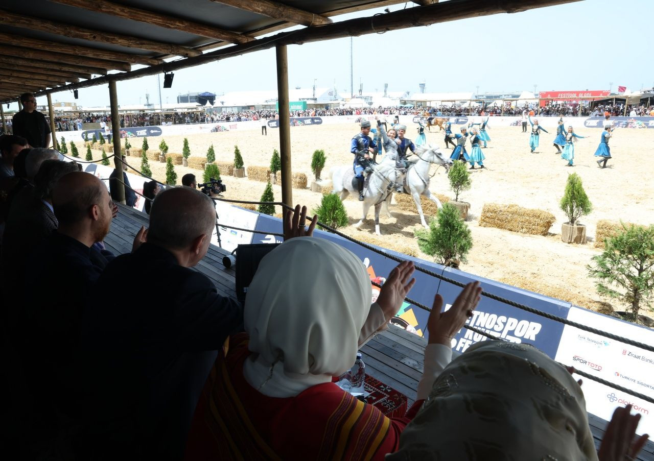 Cumhurbaşkanı Erdoğan, Etnospor Kültür Festivali’ne katıldı: Karabağ’dan gelen ekibin bayraklı gösterisini ayakta alkışladı - Sayfa 6