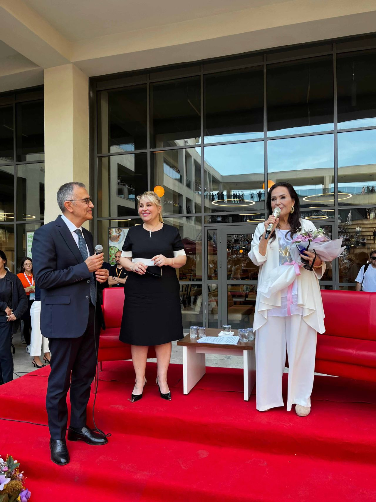 Türkan Şoray hala çok güzel... Biruni öğrencileriyle buluşan Sultan bol bol fotoğraf dağıttı - Sayfa 7