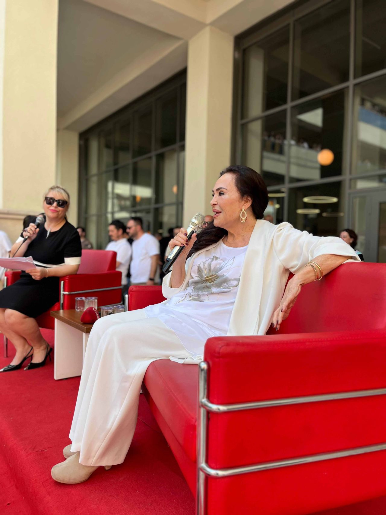 Türkan Şoray hala çok güzel... Biruni öğrencileriyle buluşan Sultan bol bol fotoğraf dağıttı - Sayfa 5