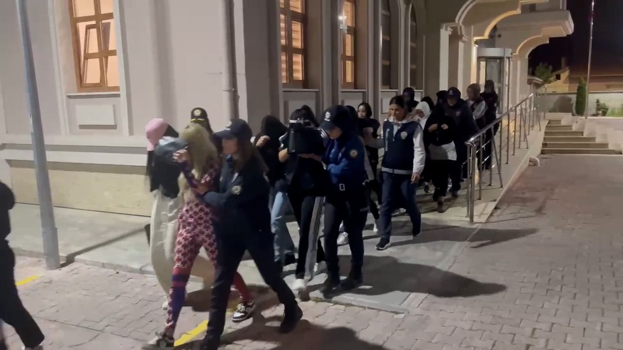 Konya'da 10 masaj salonuna 'Şah-Mat' operasyonu; 74 kadın kurtarıldı, 28 şüpheli gözaltında - Sayfa 4