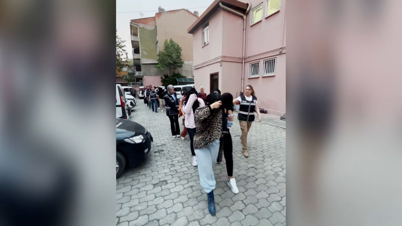 Konya'da 10 masaj salonuna 'Şah-Mat' operasyonu; 74 kadın kurtarıldı, 28 şüpheli gözaltında - Sayfa 3