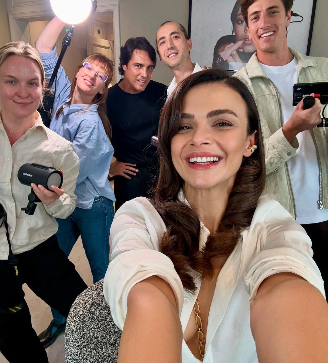 Cannes'ta Sinem Ünsal rüzgarı! Beyaz, derin göğüs dekolteli, mini elbisesiyle göz kamaştırdı - Sayfa 6