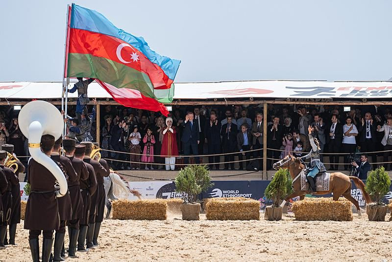 Cumhurbaşkanı Erdoğan, Etnospor Kültür Festivali’ne katıldı: Karabağ’dan gelen ekibin bayraklı gösterisini ayakta alkışladı - Sayfa 8