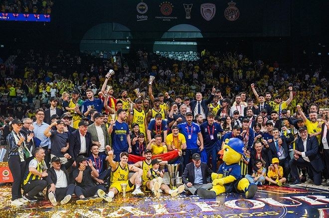 Fenerbahçe Beko kupasına kavuştu: Törende büyük jest! - Sayfa 1
