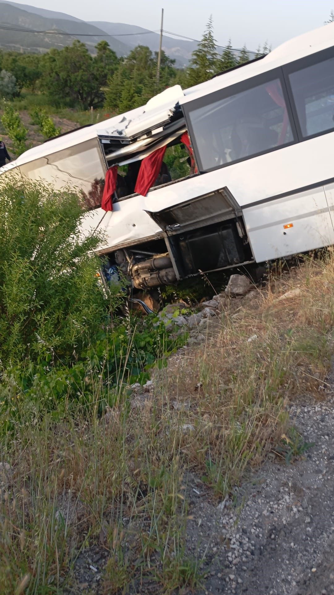 Isparta'da can pazar! Isparta Petrol firmasına ait yolcu otobüsü ile tur midibüsü çarpıştı: 29 yaralı - Sayfa 2