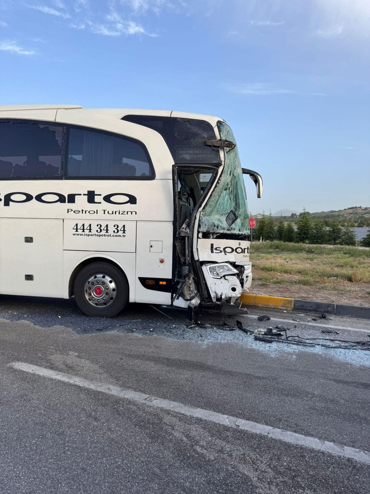 Isparta'da can pazar! Isparta Petrol firmasına ait yolcu otobüsü ile tur midibüsü çarpıştı: 29 yaralı - Sayfa 1