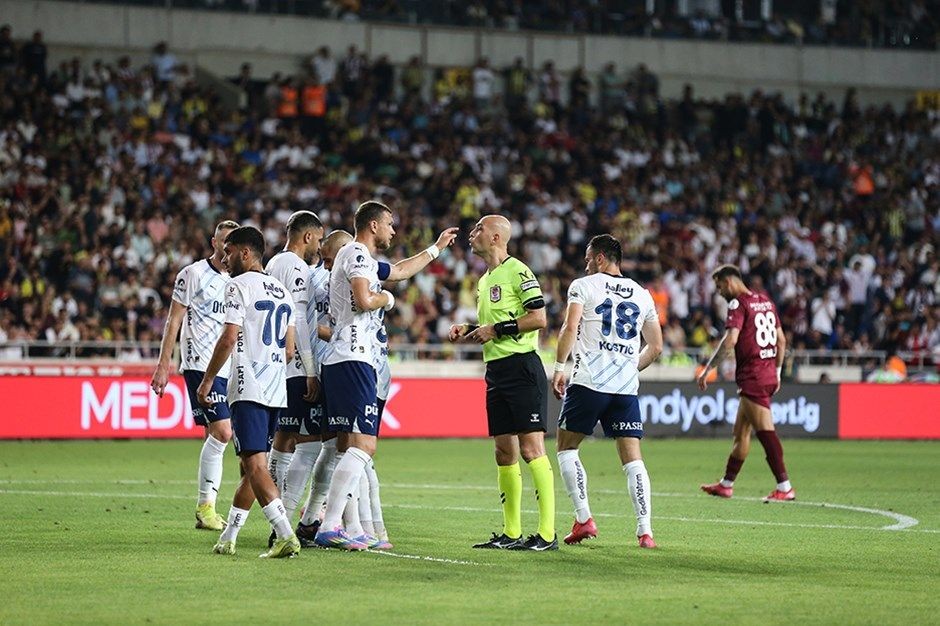 Hatayspor - Fenerbahçe maçında Galatasaray taraftarı sahaya indi - Sayfa 1