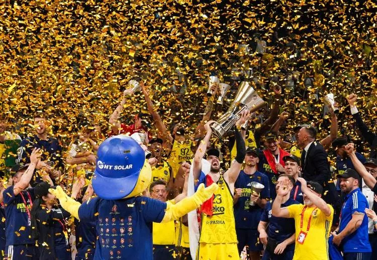 Fenerbahçe'nin şampiyonluğu sonrası binler sokağa döküldü! - Sayfa 1