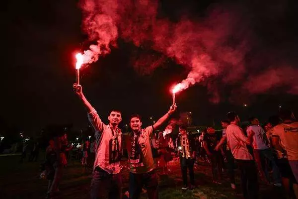 Fenerbahçe'nin şampiyonluğu sonrası binler sokağa döküldü! - Sayfa 10