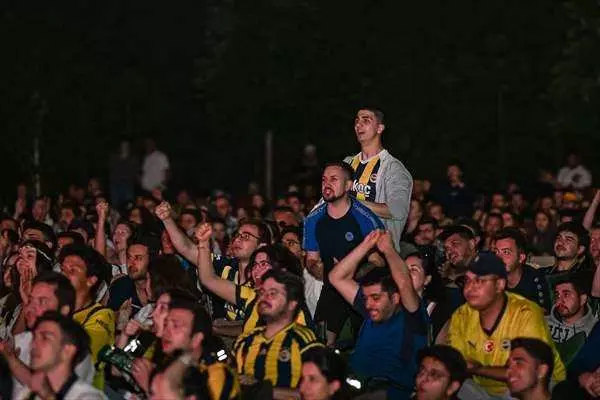 Fenerbahçe'nin şampiyonluğu sonrası binler sokağa döküldü! - Sayfa 11