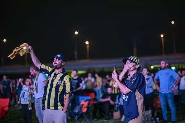 Fenerbahçe'nin şampiyonluğu sonrası binler sokağa döküldü! - Sayfa 12