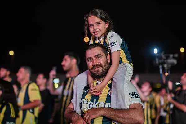 Fenerbahçe'nin şampiyonluğu sonrası binler sokağa döküldü! - Sayfa 13