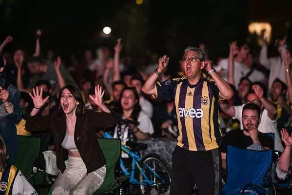 Fenerbahçe'nin şampiyonluğu sonrası binler sokağa döküldü! - Sayfa 14