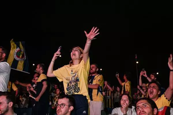 Fenerbahçe'nin şampiyonluğu sonrası binler sokağa döküldü! - Sayfa 15