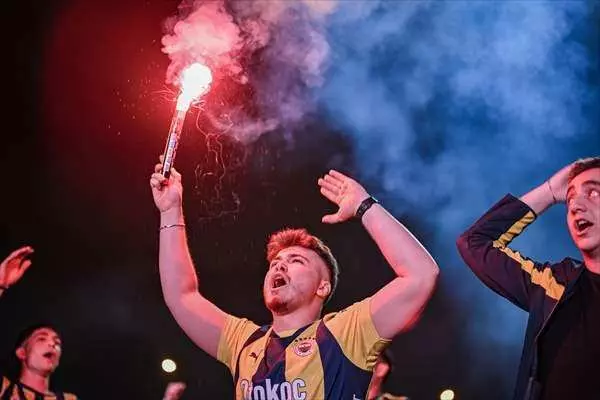 Fenerbahçe'nin şampiyonluğu sonrası binler sokağa döküldü! - Sayfa 16