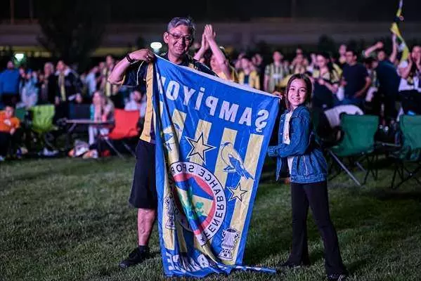 Fenerbahçe'nin şampiyonluğu sonrası binler sokağa döküldü! - Sayfa 17