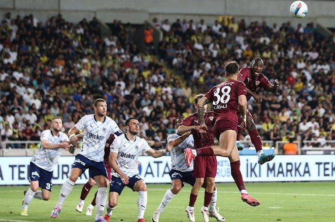 Hatayspor - Fenerbahçe maçında Galatasaray taraftarı sahaya indi - Sayfa 2