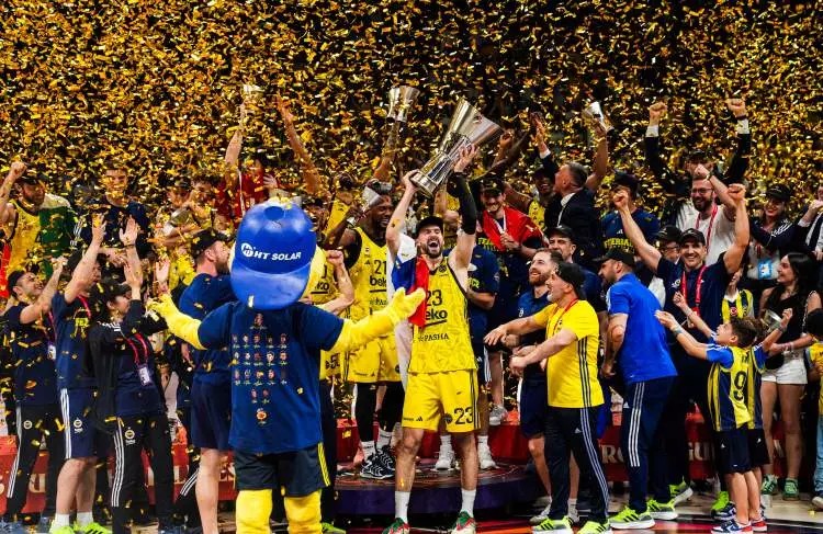 Fenerbahçe'nin şampiyonluğu sonrası binler sokağa döküldü! - Sayfa 2
