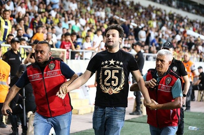 Hatayspor - Fenerbahçe maçında Galatasaray taraftarı sahaya indi - Sayfa 4