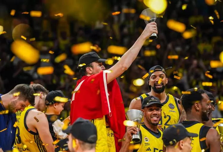 Fenerbahçe'nin şampiyonluğu sonrası binler sokağa döküldü! - Sayfa 6