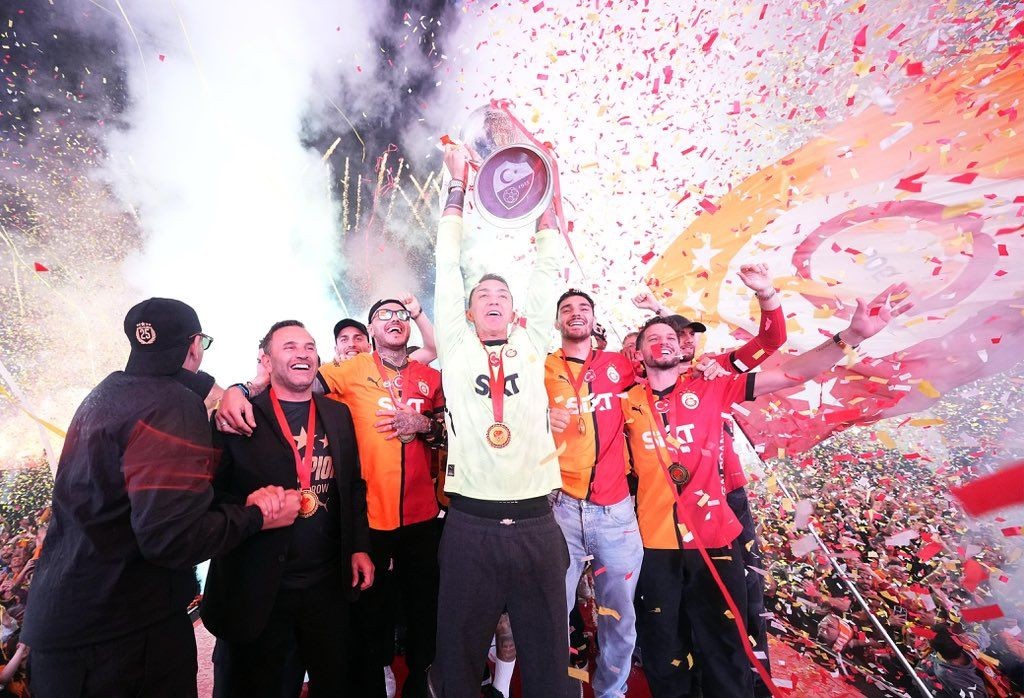 Galatasaray'da 4 ayrılık kesinleşti! Okan Buruk'un raporu sonrası 4 oyuncu daha tehlikede - Sayfa 1