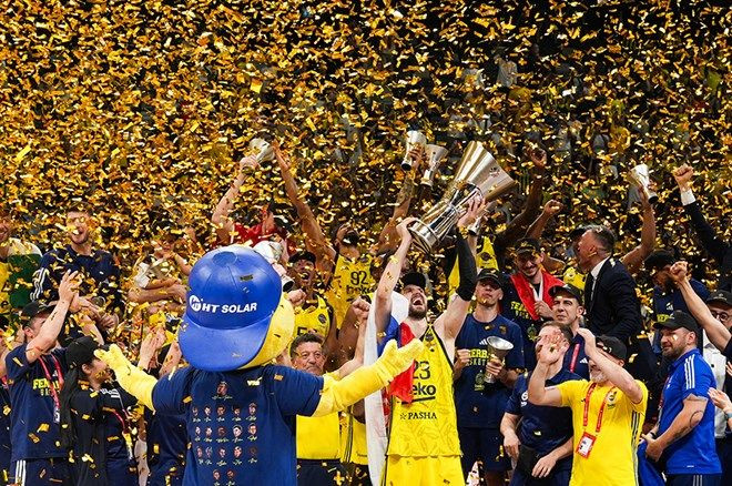 Fenerbahçe Beko, EuroLeague şampiyonluğunu taraftarlarıyla kutladı: Bağdat Caddesi'nde tarihi anlar... - Sayfa 1
