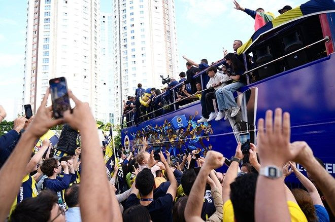 Fenerbahçe Beko, EuroLeague şampiyonluğunu taraftarlarıyla kutladı: Bağdat Caddesi'nde tarihi anlar... - Sayfa 11