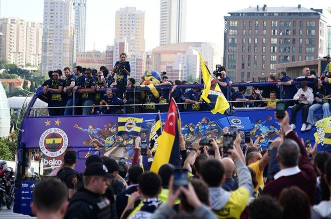 Fenerbahçe Beko, EuroLeague şampiyonluğunu taraftarlarıyla kutladı: Bağdat Caddesi'nde tarihi anlar... - Sayfa 10