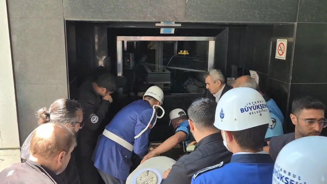 İlhan Şeşen'e veda... Cenaze asansörde kaldı! Sunay Akın'dan duygusal sözler: İlhan Abi gitmek istemedi! - Sayfa 9