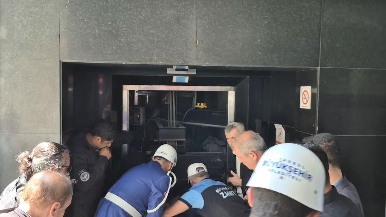 İlhan Şeşen'e veda... Cenaze asansörde kaldı! Sunay Akın'dan duygusal sözler: İlhan Abi gitmek istemedi! - Sayfa 8