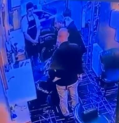 Samsun'da berberde kardeş cinayeti: Silahını hızlı çeken hayatta kaldı! Olay anı kamerada... - Sayfa 8