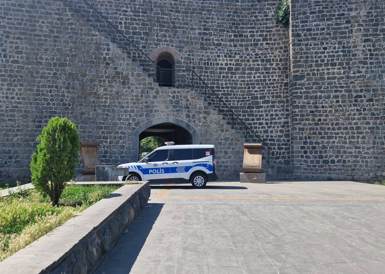 Diyarbakır surlarına asılan 'İmamoğlu' pankartlarına polis el koydu, CHP'li başkana ceza kesildi - Sayfa 3