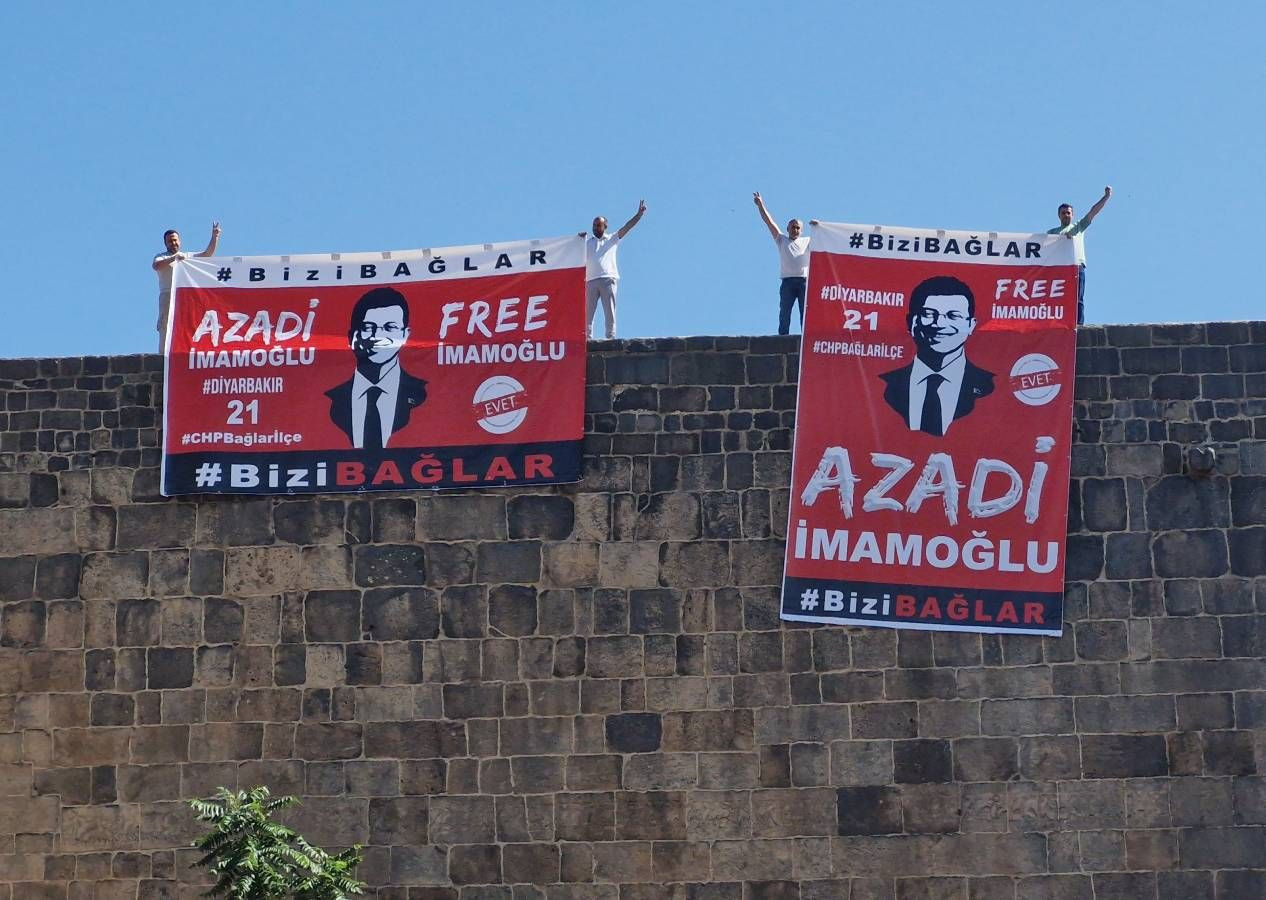 Diyarbakır surlarına asılan 'İmamoğlu' pankartlarına polis el koydu, CHP'li başkana ceza kesildi - Sayfa 5