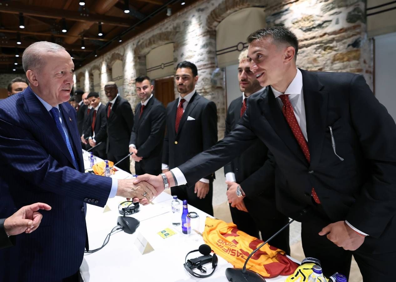 Galatasaray'dan Dolmabahçe'ye tam kadro ziyaret: Cumhurbaşkanı Erdoğan'a 53 numaralı forma hediye edildi - Sayfa 1