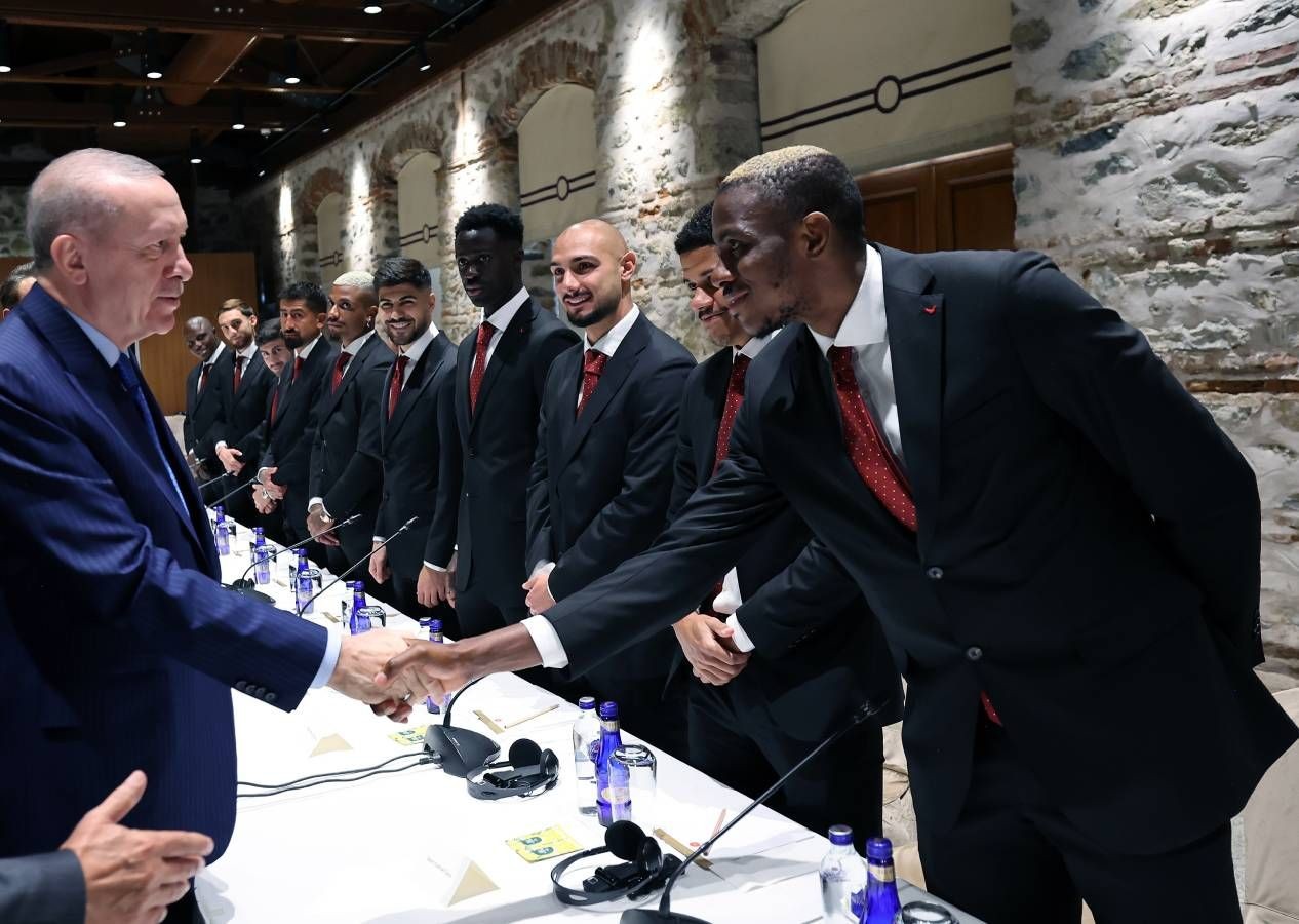 Galatasaray'dan Dolmabahçe'ye tam kadro ziyaret: Cumhurbaşkanı Erdoğan'a 53 numaralı forma hediye edildi - Sayfa 4
