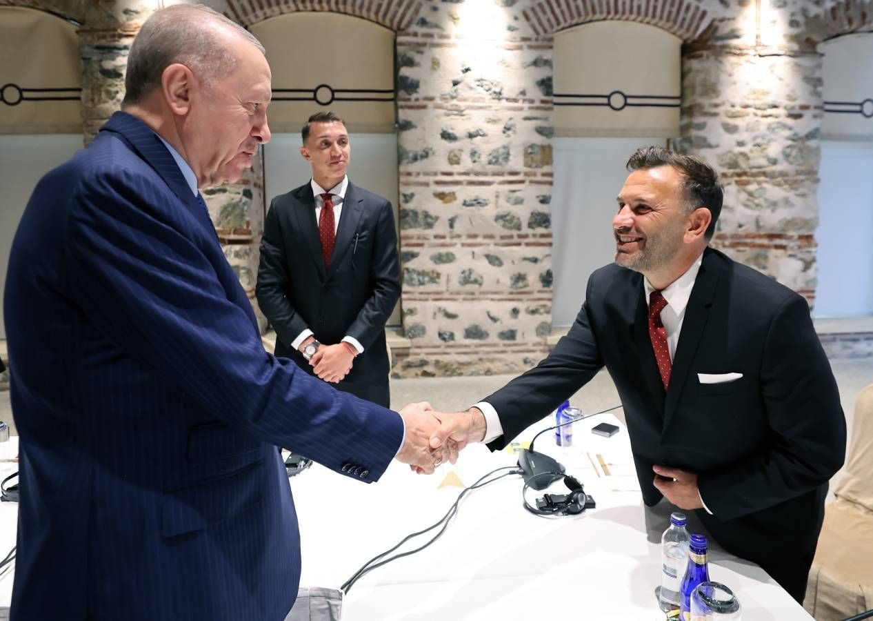 Galatasaray'dan Dolmabahçe'ye tam kadro ziyaret: Cumhurbaşkanı Erdoğan'a 53 numaralı forma hediye edildi - Sayfa 3